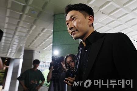 명예훼손, 증거인멸 등 혐의로 고소된 기동훈 의사·의대생 커뮤니티 메디스태프 대표가 지난해 8월 서울경찰청 사이버수사대로 출석하고 있다./사진=(서울=뉴스1) 박세연 기자