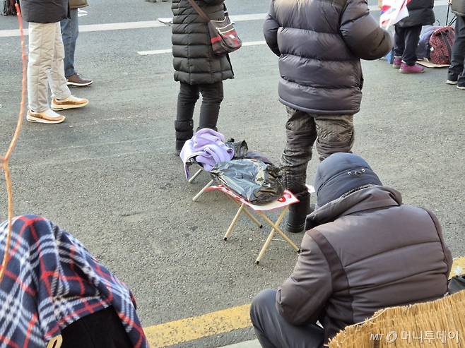 8일 서울 용산구 한남동 관저 앞 윤석열 대통령 지지자 집회 참여자들이 방한용품을 두르고 간이의자를 준비한 모습. /사진=박진호 기자