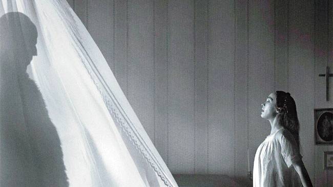 노스페라투(빌 스카스가드)의 거대한 그림자는 엘렌(릴리 로즈 뎁)을 압박한다. 유니버설픽쳐스 제공