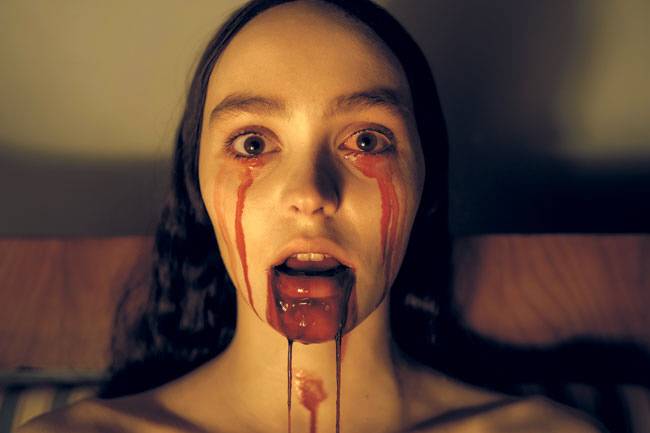 배우 조니 뎁의 딸로 유명했던 릴리 로즈 뎁은 관능적이면서 순수한 여성을 연기했다. 유니버설픽쳐스 제공