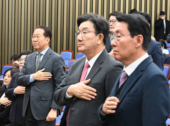 국힘 의총 국민의힘 권영세(왼쪽) 비상대책위원장과 권성동(가운데) 원내대표가 8일 오전 국회에서 열린 의원총회에서 국민의례를 하고 있다.  박윤슬 기자