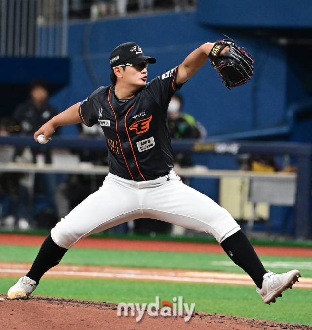 2024년 4월 5일 오후 서울 잠실야구장에서 '2024 신한 SOL Bank KBO리그' 한화 이글스와 키움 히어로즈의 경기가 열렸다. 한화 김서현이 6회말 역투하고 있다./마이데일리