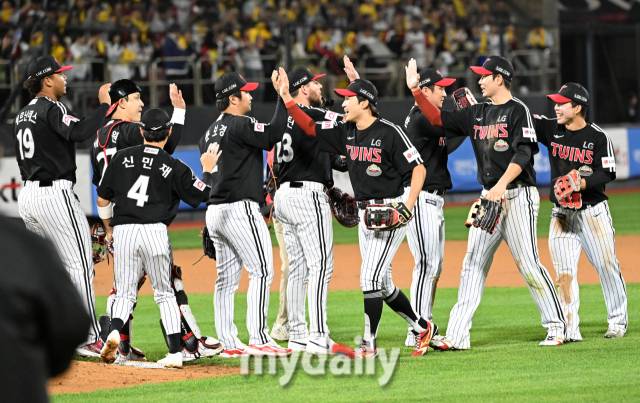 LG 선수들이 8일 오후 경기도 수원시 조원동 수원kt위즈파크에서 진행된 '2024 프로야구 KBO리그 포스트시즌' 준플레이오프 3차전 kt위즈와 LG트윈스의 경기에서 6-5로 승리한 뒤 환호하고 있다./마이데일리