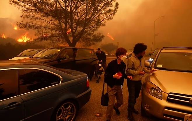 산불을 피해 대피하는 주민들 [AP]