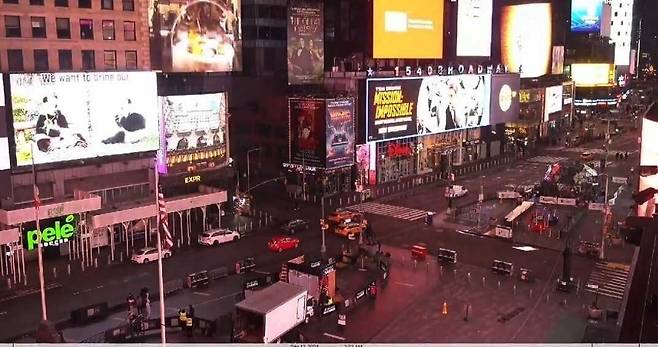 지난 12일 오후 2시부터 13일 오후 2시까지 송출된 미국 뉴욕타임스퀘어 전광판 푸바오 건강 걱정 광고[푸행권 제공]