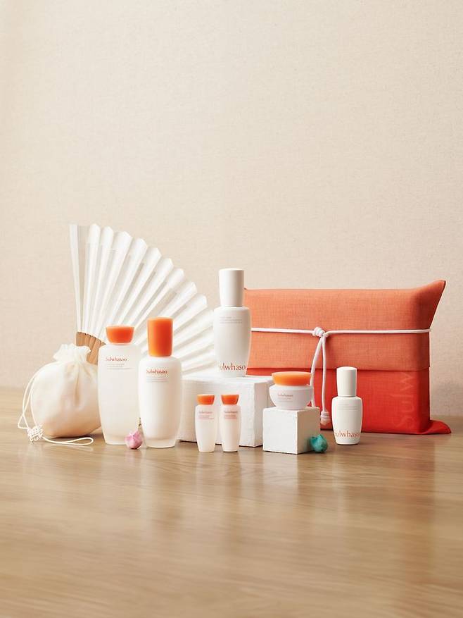 [서울=뉴시스] 아모레퍼시픽이 전개하는 글로벌 럭셔리 스킨케어 브랜드 설화수가 2025년 설을 맞아 다양한 선물 세트를 제안한다고 8일 밝혔다. (사진=아모레퍼시픽 제공) *재판매 및 DB 금지