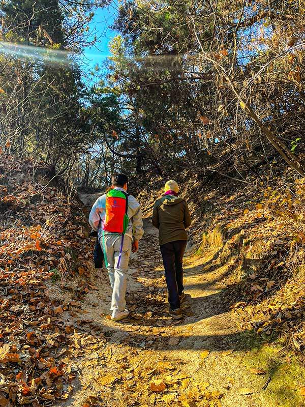 아이는 25세의 청년으로 훌쩍 자라 있었다. 어느 순간부터 아이가 내 배낭을 메고 산을 올랐다.&nbsp;