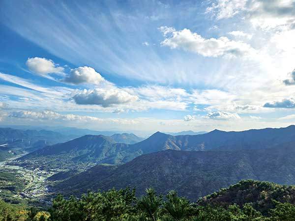 삼면봉에서 본 화악산군. 왼쪽 아래가 미나리재배 비닐하우스가 많은 한재지역이고, 가운데 뾰족 솟은 봉우리가 아래화악산,&nbsp;오른쪽 옆으로 윗화악산, 맨 끝이 화악산 정상.&nbsp;