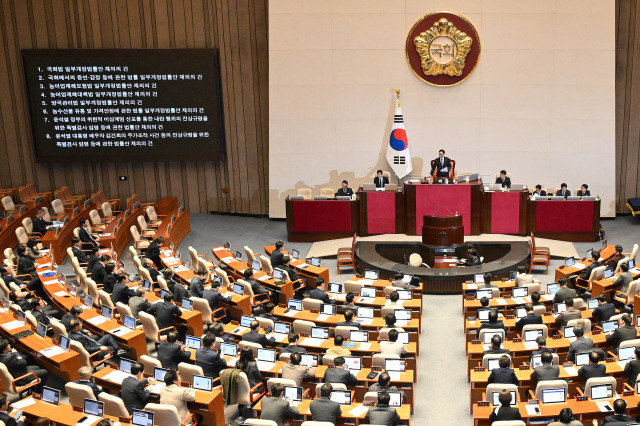 정부의 재의요구로 인해 국회로 되돌아온 내란·김건희 특검법과 농업4법, 국회법 개정안, 국회증언감정법 개정안 등이 8일 국회 본회의에서 모두 부결되고 있다. 오승현 기자