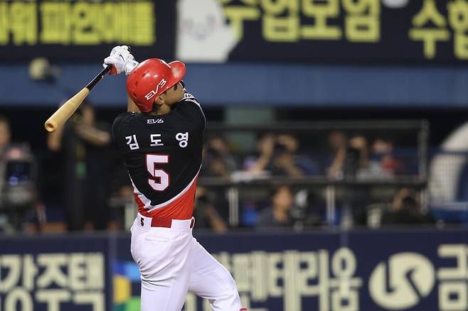 ▲ '팬그래프'는 스카우팅 리포트에서 김도영의 다재다능함을 높게 평가하며 메이저리그에서도 20홈런 이상을 때릴 수 있을 것이라 기대했다 ⓒKIA타이거즈