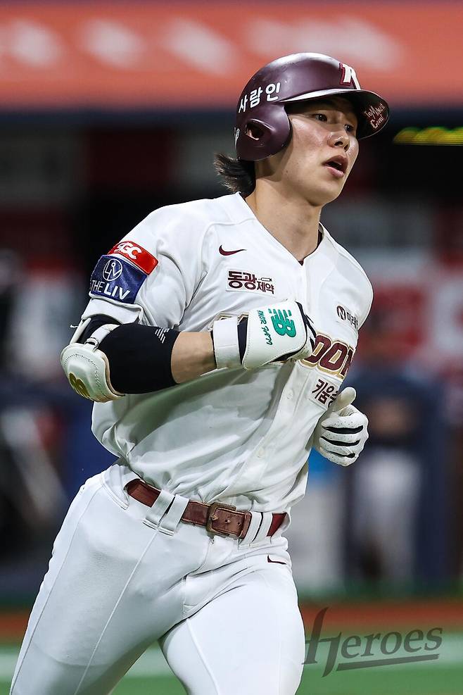 ▲ 김혜성은 5개 구단의 제안을 받고 고심했다. 포스팅 마감 시간인 4일 오전 7시를 앞두고 결정의 시간이 임박했고, 3시 30분쯤 다저스의 제안에 합의하기로 했다. ⓒ 키움 히어로즈