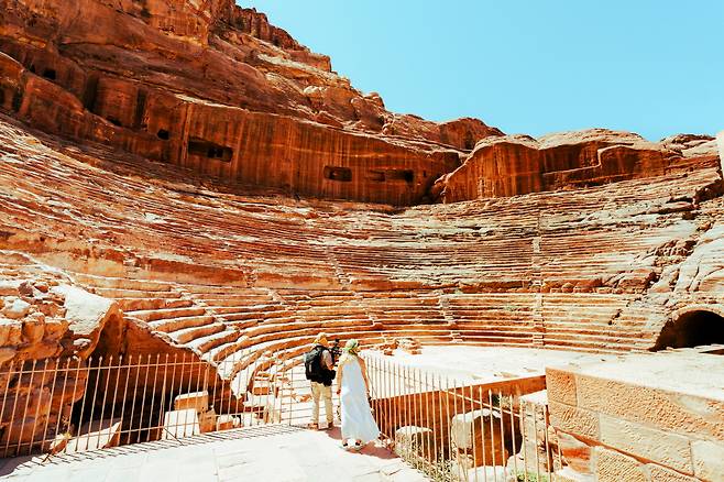 돌을 쌓는 대신, 돌을 통으로 깎아 만든 원형 극장