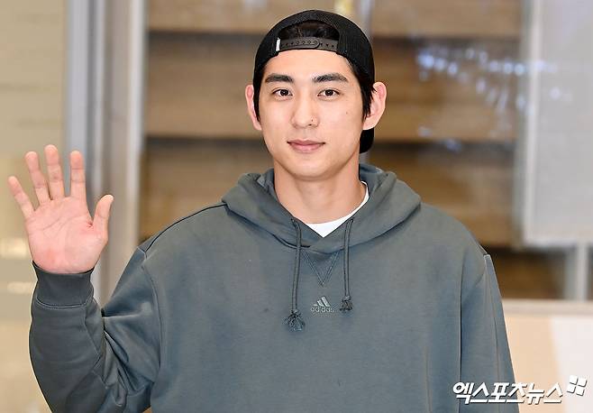 메이저리그(MLB) 샌프란시스코 자이언츠와 6년 총액 1억 1300만 달러(약 1469억원) 계약을 한 이정후가 19일 오후 인천국제공항을 통해 귀국했다.  포즈 취하는 샌프란시스코 이정후. 엑스포츠뉴스 DB