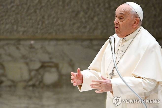 프란치스코 교황 (바티칸 AFP=연합뉴스) 프란치스코 교황이 8일(현지시간) 바티칸 바오로 6세 홀에서 수요 일반알현을 진행하고 있다. 2025.01.08 photo@yna.co.kr