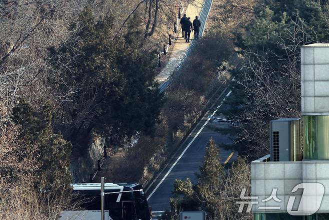 8일 서울 용산구 한남동 관저에서 관계자들이 근무를 서고 있다. 2025.1.8/뉴스1 ⓒ News1 이동해 기자