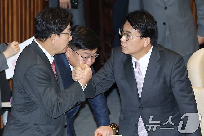 권성동 국민의힘 원내대표와 윤상현 의원(오른쪽)이 8일 오후 서울 여의도 국회에서 열린 본회의에서 인사나누고 있다. 2025.1.8/뉴스1 ⓒ News1 이광호 기자