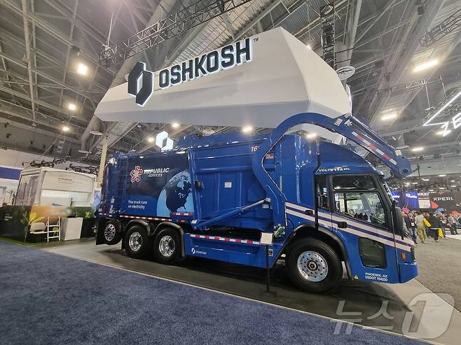8일(현지시각) 미국 라스베이거스에서 열리고 있는 CES 2025 오시코시 부스에 전시된 전기구동 쓰레기 수거 트럭. 2025.1.8/뉴스1 ⓒ News1 박주평 기자