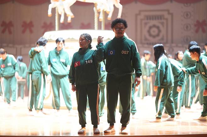 Squid Game S2 (L to R) Kang Ae-sim as Jang Geum-ja, Yang Dong-geun as Park Yong-sik in Squid Game S2 Cr. No Ju-han/Netflix 짤 2024