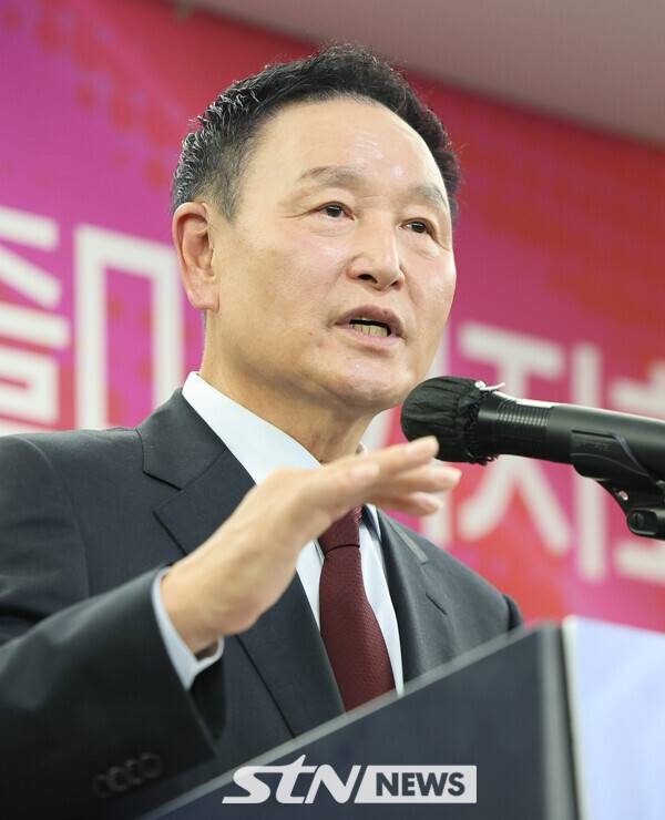 허정무 전 대전하나시티즌 이사장이 작년 11월 서울 송파구 올림픽파크텔에서 열린 대한축구협회장 선거 출마 기자회견에서 발언하고 있다. 사진┃뉴시스