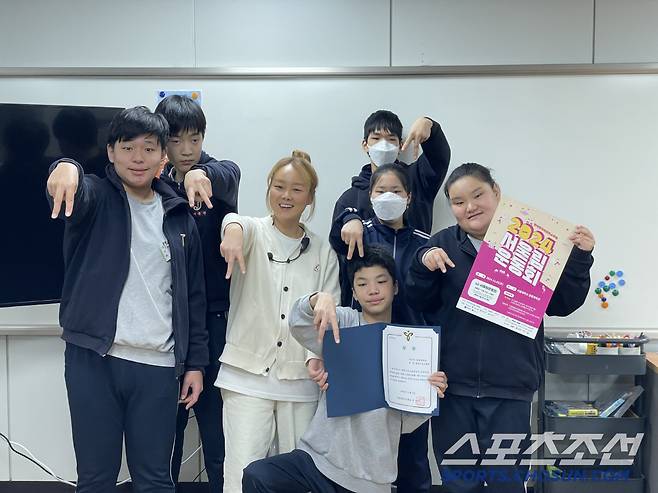 최현정 종암중 교사와 학생들이 교육감상을 들고 서울림V 포즈를 취한 채 기뻐하는 모습. 왼쪽부터 안지호, 서윤찬  최현정 교사 박태훈 김태현 김소희 김채율.
