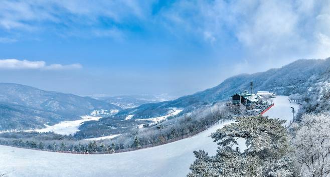 ◇파노라마 슬로프를 오픈, 중급 슬로프 상단부 일부 구간 경사도를 완만하게 조정해 초/중급자 모두가 정상에서부터 즐길 수 있도록 했다. 사진제공=곤지암리조트