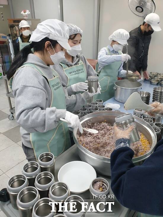 대덕구노인종합복지관이 지난 7일부터 2025년 동계사회복지현장실습을 시작했다. 사진은 목원대학교 사회복지학과 실습생들이 식사 배식을 체험하고 있는 모습./대덕구노인종합복지관