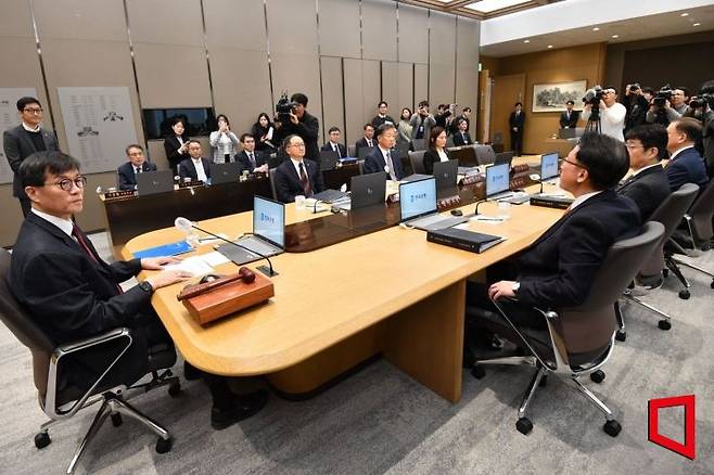 지난해 11월28일 서울 중구 한국은행에서 열린 금융통화위원회. 사진공동취재단