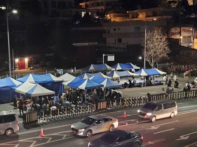 강추위가 찾아온 9일 오전 서울 용산구 한남동 국제루터교회 앞에서 열리고 있는 윤석열 대통령 지지자 집회 현장. 이관주 기자