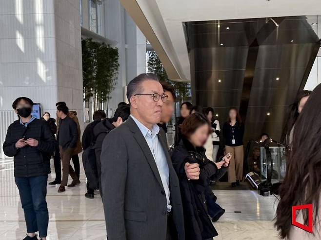 정준호 롯데백화점 대표가 9일 오후 서울 송파구 롯데월드타워에서 열린 2025년 상반기 VCM(Value Creation Meeting·옛 사장단회의)에 입장하고 있다. 이명환 기자