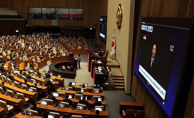 오동운 고위공직자범죄수사처장이 9일 열린 국회 본회의 '윤석열 대통령 위헌적 비상계엄 선포 내란혐의 및 제주항공 여객기 참사 진상규명 관련 긴급현안질문'에서 한정애 더불어민주당 의원의 질문에 답변하고 있다. ⓒ뉴시스