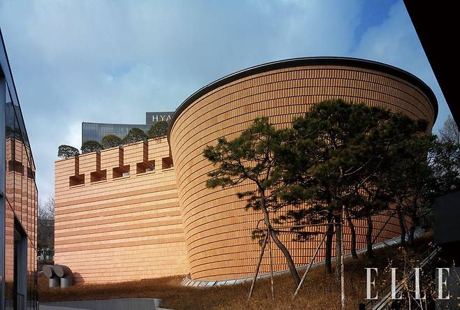 평행 육면체와 뒤집힌 원뿔 형태로 설계된 리움미술관.