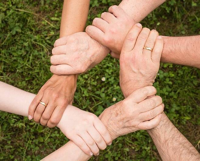 인류 최초의 도그마는 공동체 정신이다. 사람 간 연결은 원시 인류 집단의 생존을 위한 필수 도그마였다. 픽사베이