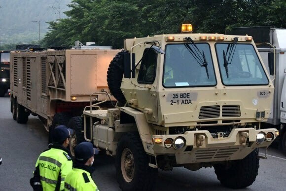 2020년 5월29일 오전 경북 성주 사드(THAAD·고고도미사일방어체계) 기지에 군 장비들이 들어가고 있다. 국방부와 주한미군은 앞서 노후장비 교체를 위한 육로 수송 작업을 진행한다고 밝혔다. 소성리종합상황실 제공