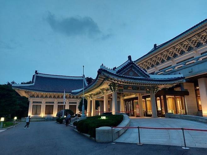 저녁 나절의 청와대 본관. 지난 2022년 7월19일 열린 ‘청와대 한여름 밤의 산책’ 사전 언론공개 행사 때 공개된 모습이다. 노형석 기자