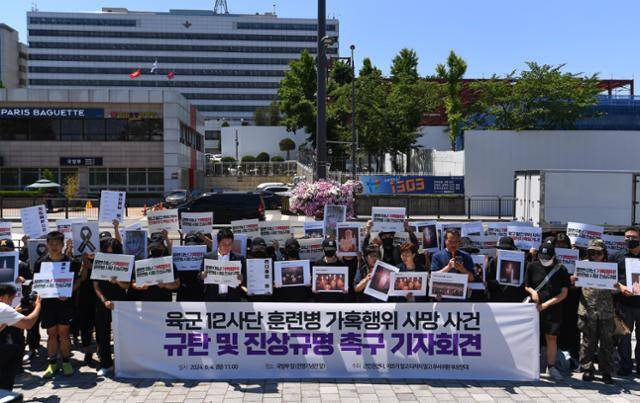 군인권센터와 '아프지말고 다치지말고 무사귀환 부모연대' 회원들이 지난해 6월 4일 서울 용산구 국방부 앞에서 '육군 12사단 훈련병 가혹행위 사망 사건'을 규탄하고 진상규명을 촉구하는 기자회견을 열고 있다. 임은재 인턴기자