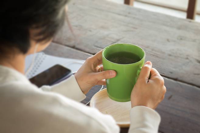 녹차에 든 플라보노이드는 치아 세균 번식을 억제한다. 찻잎을 씹으면 입 냄새를 빠르게 없앨 수 있기도 하다./클립아트코리아