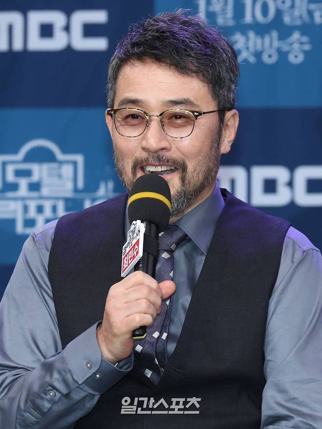 배우 최민수가 9일 오후 서울 마포구 상암MBC에서 열린 MBC 새 금토드라마 '모텔 캘리포니아' 제작발표회에 참석해 인사말을 하고 있다. '모텔 캘리포니아'는 시골 모텔을 배경으로 모텔에서 태어나 모텔에서 자란 여자 주인공이 12년 전 도망친 고향에서 첫사랑과 재회하며 겪는 우여곡절 첫사랑 리모델링 로맨스 드라마. 10일 밤 9시 50분 첫 방송. 서병수 기자 qudtn@edaily.co.kr /2025.01.09/