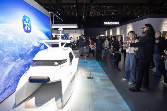 7일(현지시간) 미국 라스베이거스에서 개막한 세계 최대 가전·IT 박람회 ‘CES 2025’에서 한국 기업들이 최신 기술을 선보였다. 삼성전자는 인공지능(AI) 솔루션인 스마트싱스를 사용한 ‘자율 항해 선박(Shift-Auto)’을 전시(왼쪽 사진)했ek. [뉴스1]