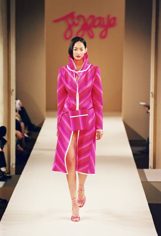 사선으로 기와지붕의 ‘선 자연’을 표현했다. 부드러운 노방 천도 깨끼바느질(투명 옷감을 시접이 보이지 않게 최대한 가늘게 박는 기법)을 활용하면 풍성한 볼륨을 만들 수 있다. [사진 김지해]