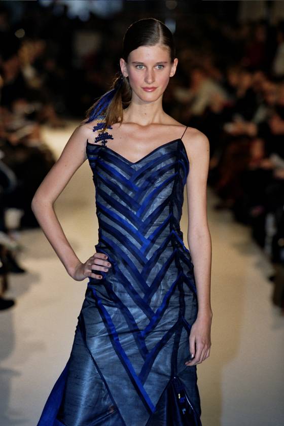 사선으로 기와지붕의 ‘선 자연’을 표현했다. 부드러운 노방 천도 깨끼바느질(투명 옷감을 시접이 보이지 않게 최대한 가늘게 박는 기법)을 활용하면 풍성한 볼륨을 만들 수 있다. [사진 김지해]