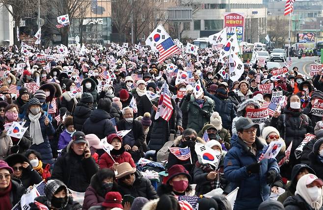 8일 오후 서울 용산구 한남동 대통령 관저 인근에서 보수단체가 주최한 탄핵 반대 집회에서 참가자들이 체포 반대 구호를 외치고 있다./ 사진=연합뉴스