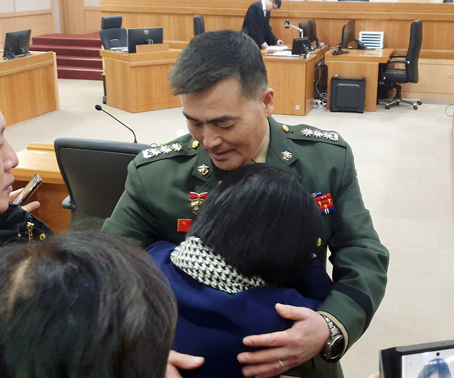 해병대 채모 상병 순직 사건과 관련해 항명과 상관명예훼손 혐의로 기소된 박정훈 전 해병대 수사단장(대령)이 9일 오전 서울 용산구 국방부 군사법원에서 열린 1심 선고 공판에서 무죄를 선고 받은 뒤 어머니 김봉순씨와 포옹하며 기쁨을 나누고 있다. 연합뉴스