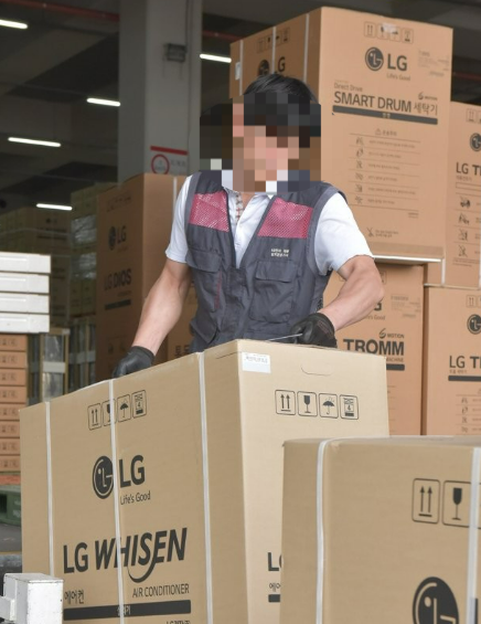 경기 군포 LG전자 군포물류센터에서 에어컨 설치기사들이 에어컨을 배송하기 위해 분주히 움직이고 있다. 연합뉴스
