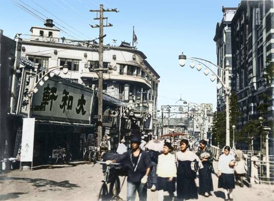 A scene of Seoul in the 1930s when it was infused with many aspects of Japanese colonialism [HSU CHUNG MAO STUDIO]