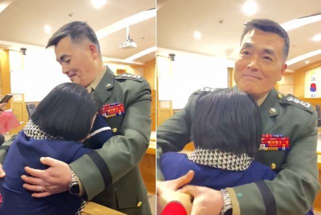 해병대 채모 상병 순직사건 수사 관련 항명 및 상관명예훼손 혐의로 기소된 박정훈 전 해병대 수사단장(대령)이 9일 1심에서 무죄가 선고된 뒤 어머니와 포옹하고 있다. 김재연 진보당 상임대표 SNS 캡처