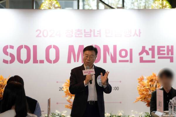 신상진 성남시장이 청춘남녀 만남행사 솔로몬의 선택에서 참가자들에게 인사말을 건네고 있다. 성남시 제공