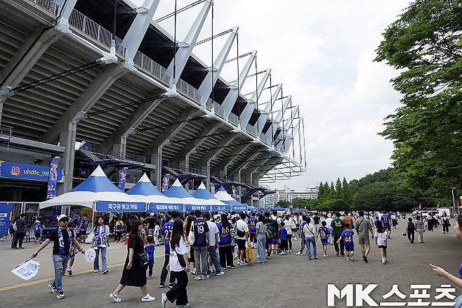 울산의 홈경기 날이면 울산 문수축구경기장은 축제의 장으로 변한다. 사진=이근승 기자