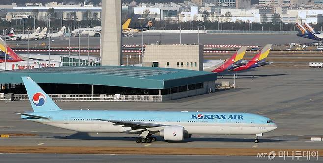 지난해 11월 인천국제공항 계류장에 대한항공과 아시아나 비행기들이 계류해있다. /사진=(인천공항=뉴스1) 이승배 기자