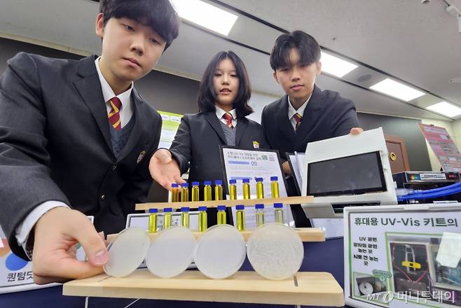 지난해 열린 제70회 전국과학전람회 학생부에서 대통령상을 수상한 경기북과학고등학교 2학년 곽승재, 조하린, 한준상(왼쪽부터) 학생이 22일 세종시 정부세종청사에 '퀀텀 닷(Quantum dot)을 활용한 라즈베리 파이 기반의 휴대용 UV-Vis 키트' 작품을 설명하고 있다. /사진=뉴시스