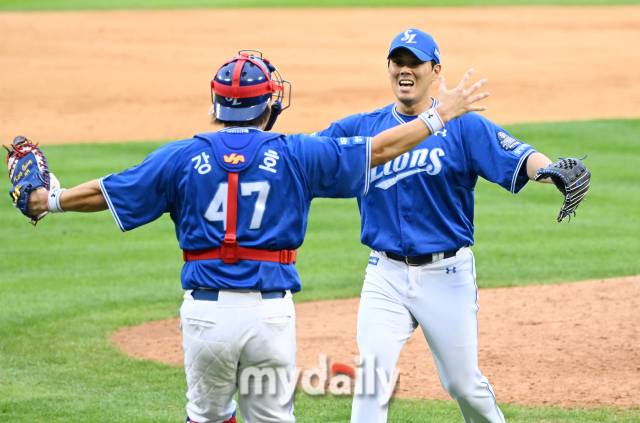 2024년 10월 19일 오후 서울 잠실야구장에서 진행된 '2024 프로야구 KBO리그 포스트시즌' 플레이오프 4차전 LG트윈스와 삼성라이온즈의 경기. 삼성이 1-0으로 승리한 뒤 강민호와 김재윤이 포옹을 하고 있다.